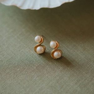 Vintage gold & faux pearl studs